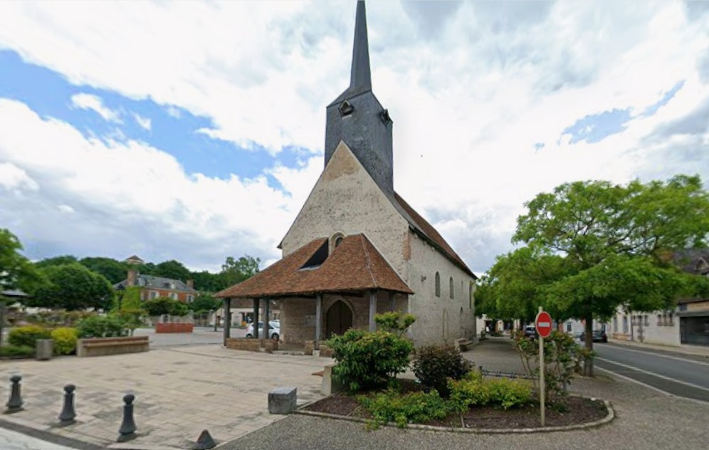 Eglise St Pierre de Dhuizon avec son caquetoire